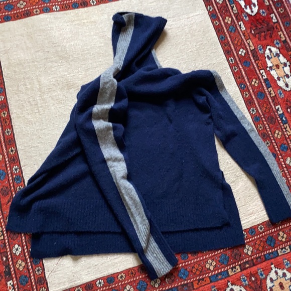 Athleta soft navy turtleneck, size S but fits like M - Picture 4 of 4